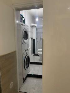 bagno con lavatrice e servizi igienici di Monolocale a 200 mt stazione a Napoli