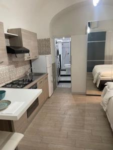 una camera con cucina e una camera con letto di Monolocale a 200 mt stazione a Napoli