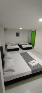Un pat sau paturi într-o cameră la Hotel Paradise Lleras