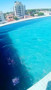 una piscina de agua azul en una ciudad en Monoambiente Vintage Las Palmas, en Santa Cruz de la Sierra