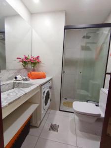 a bathroom with a toilet sink and a shower at Monoambiente Vintage Las Palmas in Santa Cruz de la Sierra