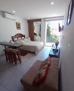 a living room with a bed and a couch at Monoambiente Vintage Las Palmas in Santa Cruz de la Sierra