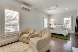 um quarto com duas cadeiras e uma cama em Modern Studio Less Than 5 Mi to Downtown Alpharetta! em Alpharetta