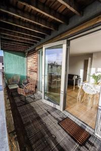 una veranda riparata con vista su un patio di City Views by the Castle, Free Designated Parking. a Stirling