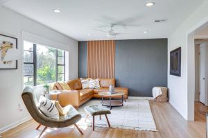 レイクランドにあるLakeland Retreat with Private Pool and Yard Games!のソファとテーブルのあるリビングルーム