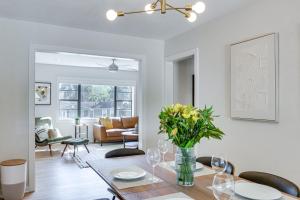 レイクランドにあるLakeland Retreat with Private Pool and Yard Games!のテーブルと椅子のあるダイニングルームとリビングルーム