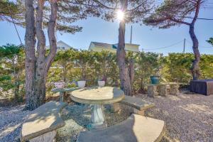 Zahrada ubytování Lavallette Vacation Rental - Walk to Bay and Beach!