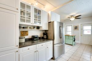 uma cozinha com armários brancos e um frigorífico em Cozy New Hampshire Retreat with Fire Pit and Porch! em Colebrook