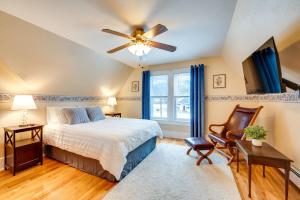 um quarto com uma cama e uma ventoinha de tecto em Cozy New Hampshire Retreat with Fire Pit and Porch! em Colebrook