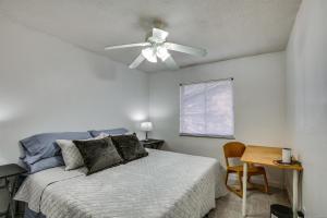 1 dormitorio con 1 cama y ventilador de techo en St Ann Townhome Less Than 1 Mi to International Airport!, en Edmundson