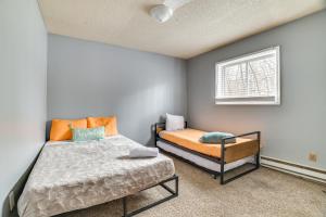 Game Room and Pool Access Pocono Paradise Haven في Tobyhanna: غرفة نوم بها سرير وكرسي +27 صورة