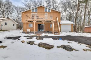 Game Room and Pool Access Pocono Paradise Haven في Tobyhanna: منزل به سطح في الثلج