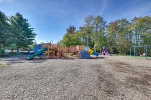 Game Room and Pool Access Pocono Paradise Haven في Tobyhanna: ملعب في حديقة مع زحليقة