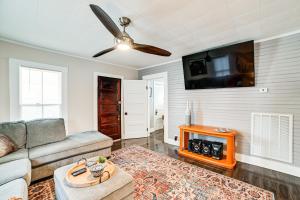 - un salon avec un canapé et une télévision dans l'établissement Peaceful Cottage with Yard 2 Mi to Kentucky Lake!, 