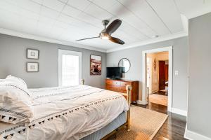 una camera con letto e ventilatore a soffitto di Peaceful Cottage with Yard 2 Mi to Kentucky Lake! 