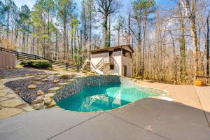una piscina en un patio con una casa en Canton Home with Private Pool and Screened Patio!, en Canton