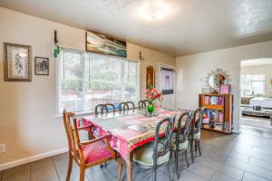 a dining room with a table and chairs at Pet-Friendly Apartment 1 Mi to Lake Merritt! in Oakland