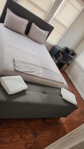 Postel nebo postele na pokoji v ubytování Staycation Haven Master Bedroom