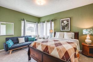 a bedroom with a bed and a couch at Pet-Friendly Apartment 1 Mi to Lake Merritt! in Oakland