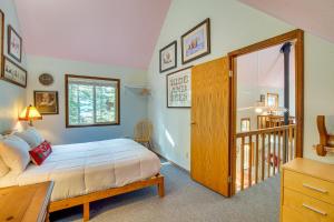 Llit o llits en una habitació de Washington Mountain Cabin 1 Mi to Lake Cle Elum