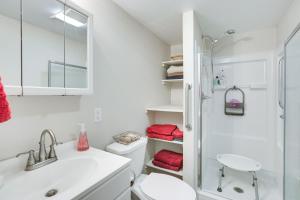 y baño con ducha, aseo y lavamanos. en Single-Story Gillette Home Walk to Lake and Trails! en Gillette