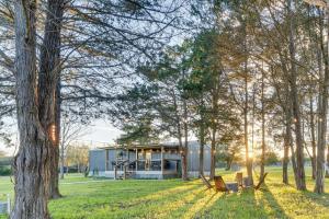 una casa en medio de un campo con árboles en Private Schulenburg Cabin Near Winery!, en Schulenburg
