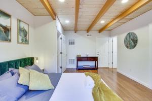 1 dormitorio con 1 cama grande y techo de madera en Modern Kirkland Home with Sauna and Outdoor Fireplace, en Kirkland