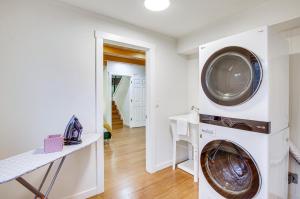 uma lavandaria com máquina de lavar e secar roupa em Modern Kirkland Home with Sauna and Outdoor Fireplace em Kirkland