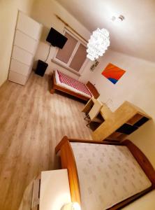 an overhead view of a living room with a couch and a table at Ferienwohnung im Grünen am Rande von Dresden in Radeberg