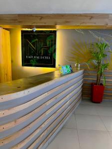 Area lobi atau resepsionis di Green Hotel Medellin