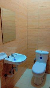 een badkamer met een toilet en een wastafel bij Timba Miché03 in Cotonou