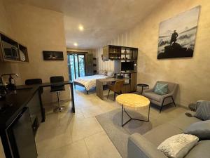 sala de estar con sofá, cama y escritorio en Loft Loreto en Val'Quirico, en Santeagueda