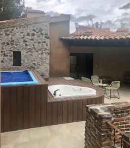 bañera en una terraza junto a un edificio en Loft Loreto en Val'Quirico, en Santeagueda