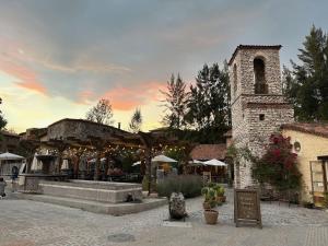 un edificio con una torre de reloj en un patio en Loft Loreto en Val'Quirico, en Santeagueda