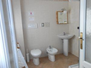 a small bathroom with a toilet and a sink at B&B La Quiete in Albavilla