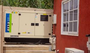 un bâtiment avec une boîte électrique à côté d'une fenêtre dans l'établissement STEPMENS GUEST HOUSE, à Botianaw