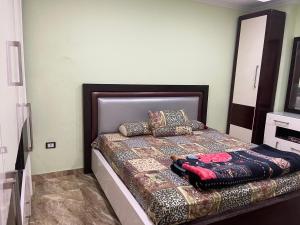 Un pat sau paturi într-o cameră la شقه متميزه بالحي التاسع