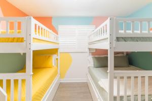 Ένα ή περισσότερα κρεβάτια σε δωμάτιο στο 9 beds Beach GameRoom Cowboy Pool Mini Golf +42 φωτογραφίες