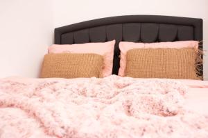 Uma cama ou camas num quarto em MONA Apartman Divčibare