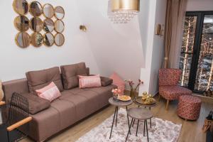 Uma área de estar em MONA Apartman Divčibare