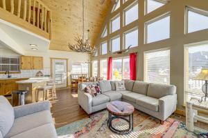 un soggiorno con due divani e un tavolo di Mountain Home with Deck 1 Mi to Angel Fire Resort! ad Angel Fire