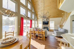 una sala da pranzo e un soggiorno con tavolo e sedie di Mountain Home with Deck 1 Mi to Angel Fire Resort! ad Angel Fire