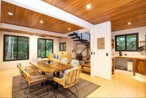 曼努埃爾安東尼奧的住宿－Casa Pura Vida Manuel Antonio，客厅配有木桌和椅子