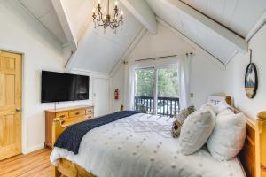 Postel nebo postele na pokoji v ubytování Serene Big Bear Retreat with Hot Tub and Game Room!