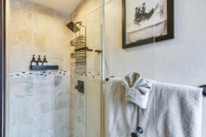 Koupelna v ubytování Serene Big Bear Retreat with Hot Tub and Game Room! + 31 fotografií