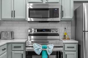 Кухня или мини-кухня в 4BR w Heated Pool near Disney & Lake - Sleeps 10
