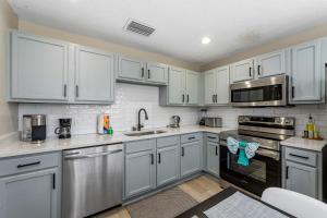 Кухня или мини-кухня в 4BR w Heated Pool near Disney & Lake - Sleeps 10
