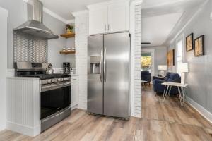 una cucina con frigorifero in acciaio inox e un soggiorno di Reno Family Escape: Cozy 4BR Netflix Wi-Fi a Reno