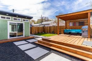 un cortile con terrazza e una casa di Reno Family Escape: Cozy 4BR Netflix Wi-Fi a Reno