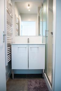 聖但尼的住宿－Spacieux - Idéal JO 2024 - Stade de France - Paris，白色的浴室设有水槽和镜子
